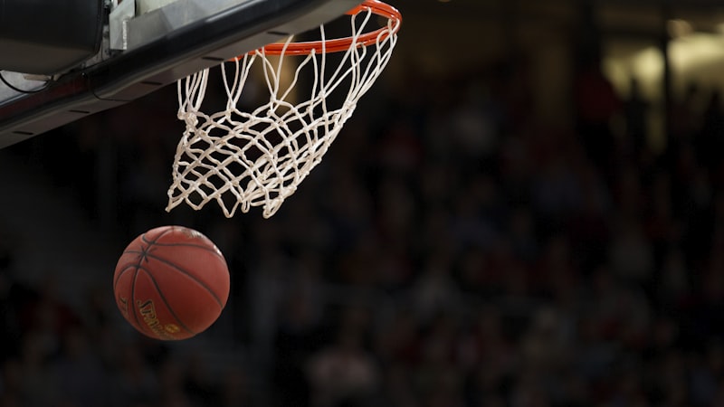NBA总决赛第七场 - 洛杉矶湖人队与迈阿密热火队球员篮下争抢篮板